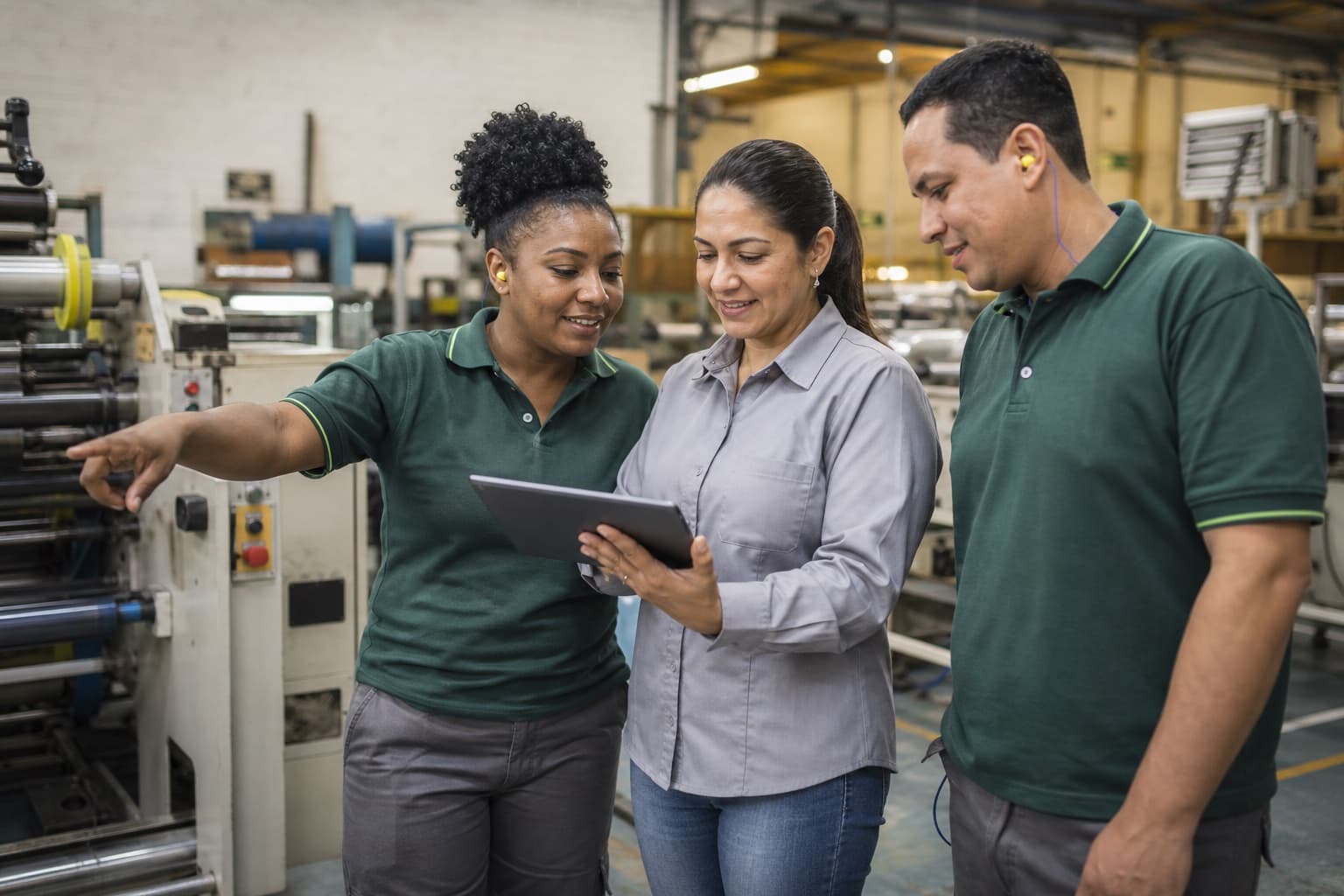 Profesionales colombianos coordinando un proceso de manufactura